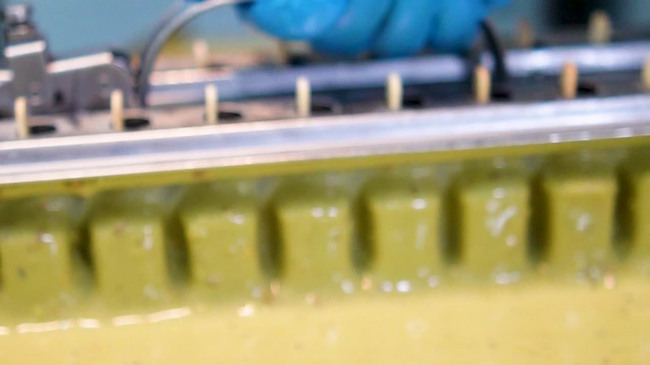 Picolés na linha de produção da fábrica Amaretto